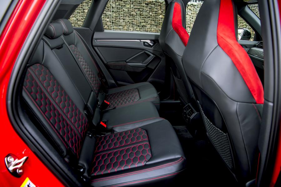 Интерьер Audi RS Q3 2019 года  (UK) (фото 26 из 63)